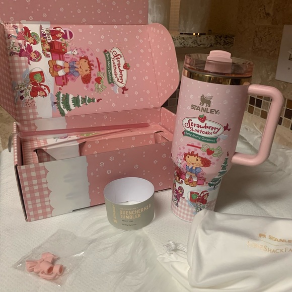 Stanley Strawberry Shortcake Berry Merry Christmas Limited Edition New  40 OZ - Picture 5 of 16